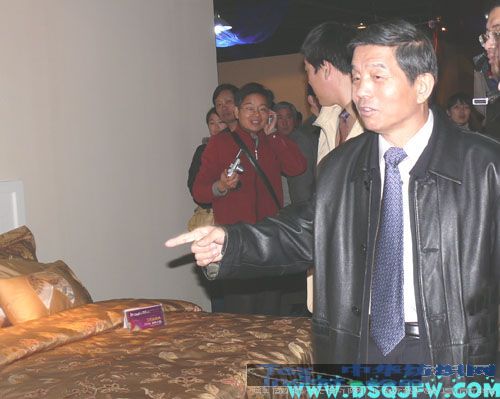 楊東輝來疊石橋家紡城參觀獲獎床品