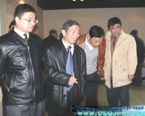 楊東輝來疊石橋家紡城參觀獲獎床品