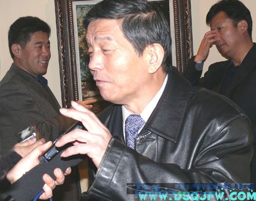 楊東輝來疊石橋家紡城參觀獲獎床品