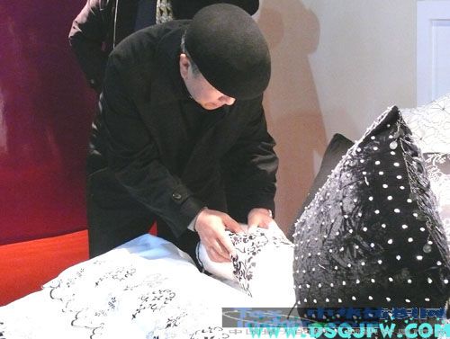 楊東輝來疊石橋家紡城參觀獲獎床品