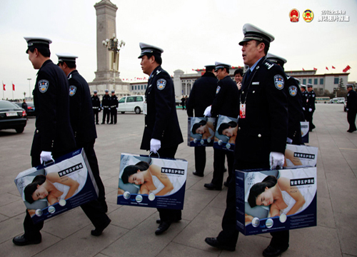 兩會(huì)執(zhí)勤民警獲贈(zèng)埃迪蒙托枕頭