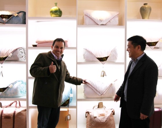 巴西客商與玖久絲綢簽定訂貨合同