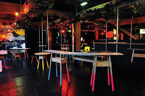 穿襪子的桌子流動的創意色彩