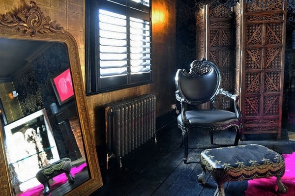 Ӣ������L���غ�ɫ��Ӱ���˹�Ԣ