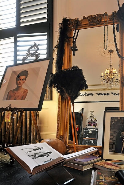 Ӣ������L(f��ng)���غ�ɫ��Ӱ���˹�Ԣ