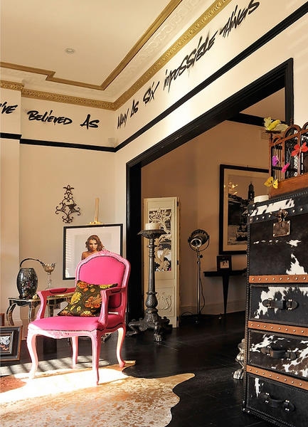 Ӣ������L(f��ng)���غ�ɫ��Ӱ���˹�Ԣ