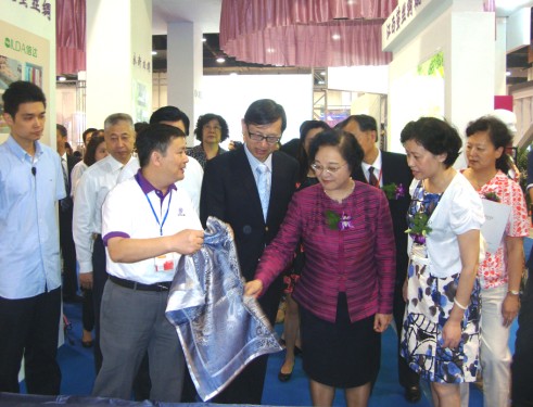 綠冬絲科在2012中國國際絲博會上亮點頻現(xiàn)