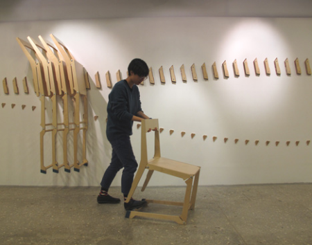 掛在墻上的折疊椅