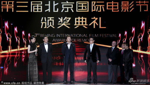 �������{٩�]������������uί����