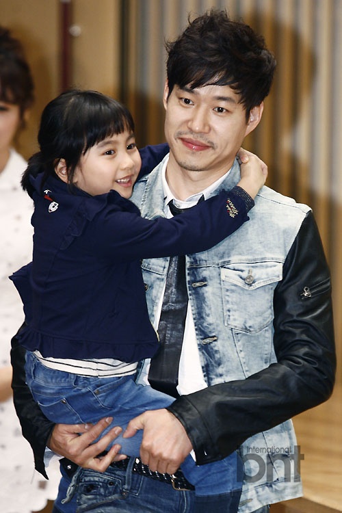 成宥利劉俊相等出席《出生的秘密》發(fā)布會