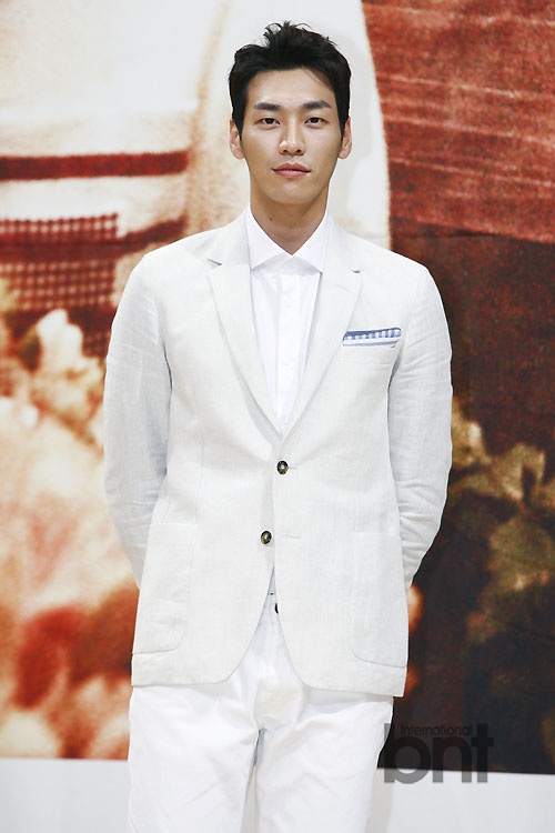 成宥利劉俊相等出席《出生的秘密》發(fā)布會