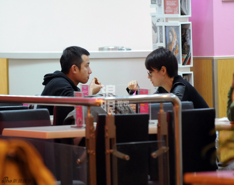 文章馬伊琍逛商場同吃冰激凌顯默契