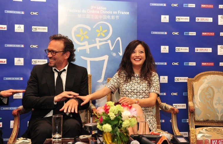 趙薇亮相巴黎獲法國男演員吻手