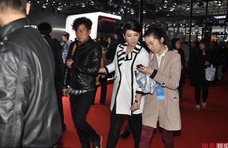 黃奕獲助理扶持撐傘細心照顧