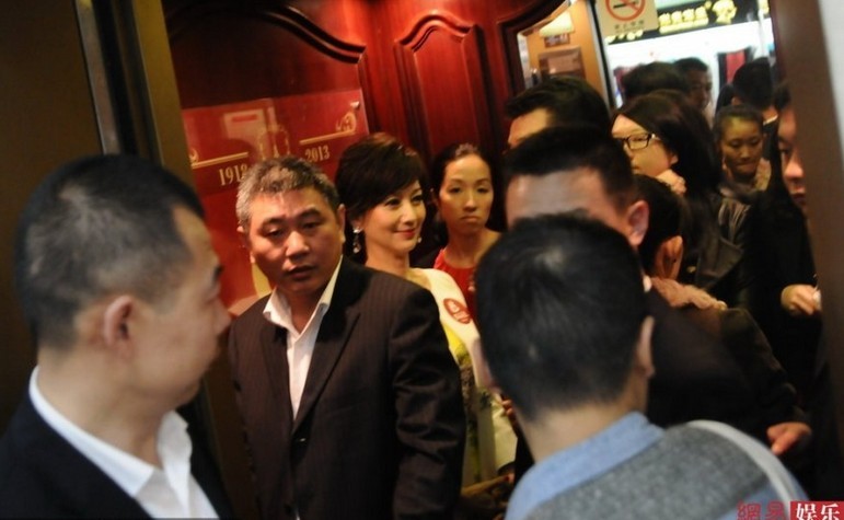 趙雅芝與老公現身商場遭圍堵