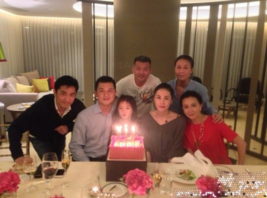 劉嘉玲梁朝偉為王菲小女慶生