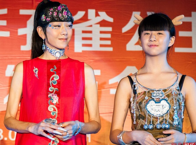 楊麗萍攜外甥女出席代言活動