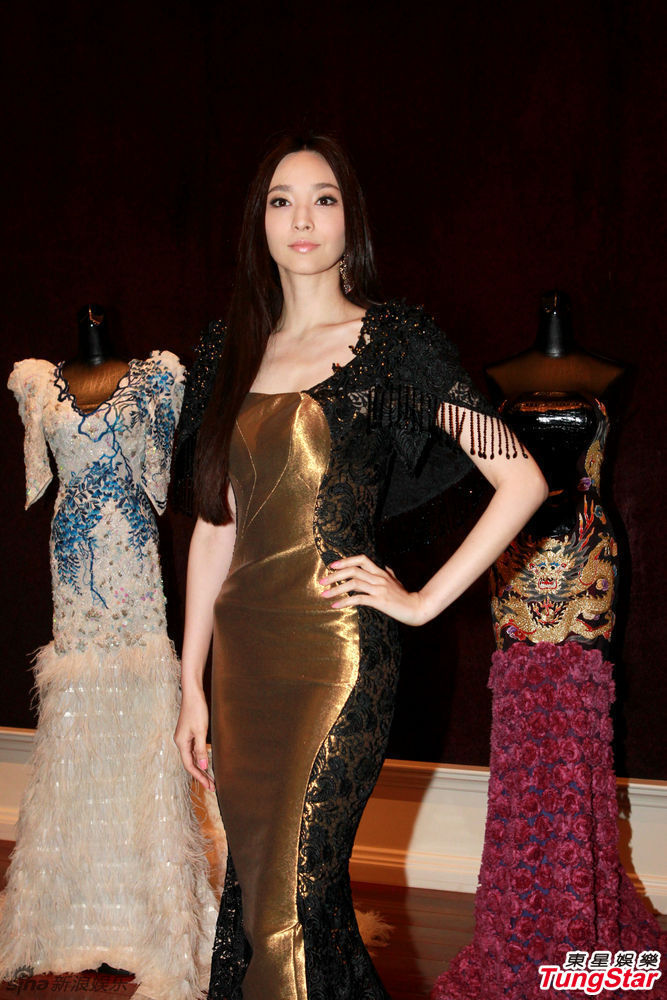 吳佩慈金色黑紗長(zhǎng)裙亮相 身段優(yōu)美
