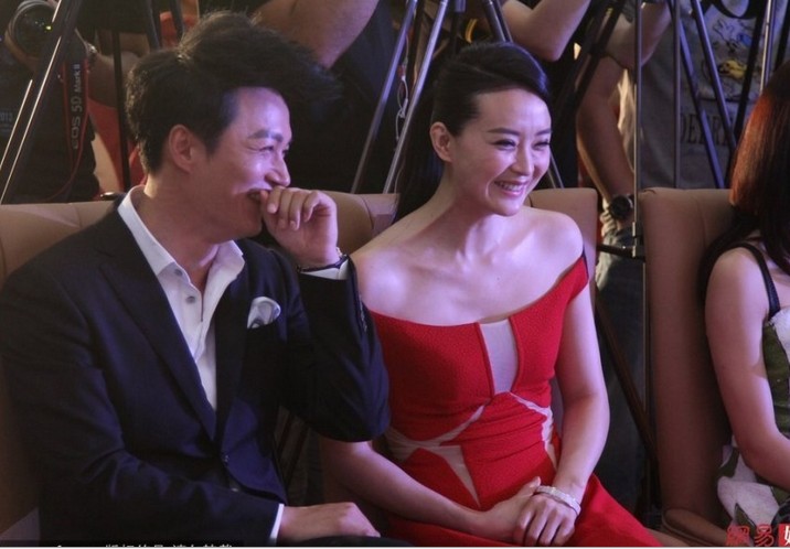 王艷著透視裝秀紅色內(nèi)衣驚露雙下巴