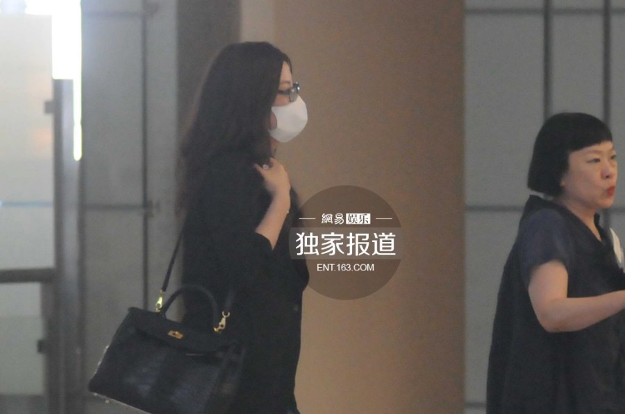 趙薇攜女現(xiàn)身機(jī)場為防偷拍分開而行