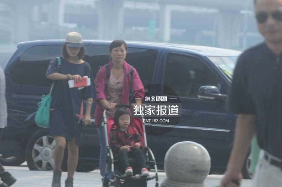趙薇攜女現(xiàn)身機(jī)場為防偷拍分開而行