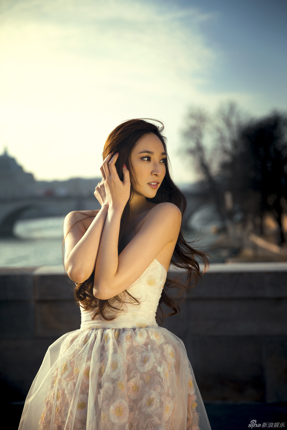 吳佩慈蕾絲裙飄逸似仙子