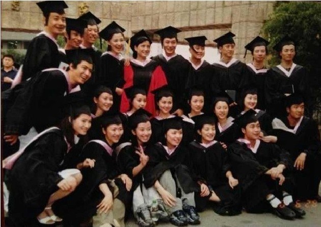 趙薇曬畢業(yè)照黃曉明陳坤等青澀出鏡