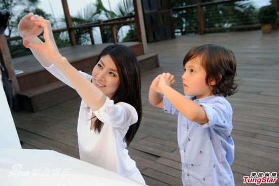 陳慧琳代言拍月餅廣告玩燈籠賞月