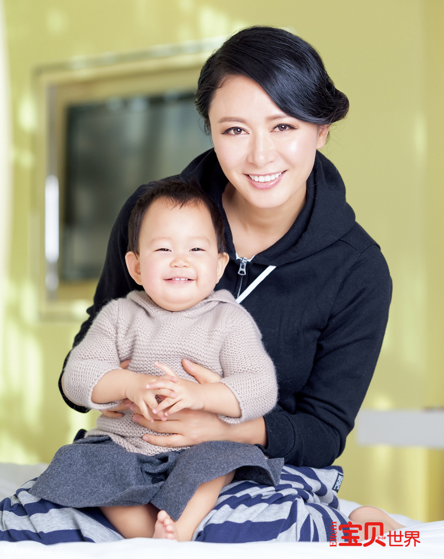 張恒攜女登雜志享受親子陽光