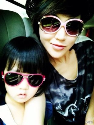 陸毅曬妻女出游照 4歲女兒身材修長