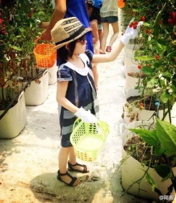 陸毅曬妻女出游照4歲女兒身材修長(zhǎng)