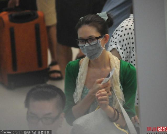 林志玲素顏現身虹橋機場