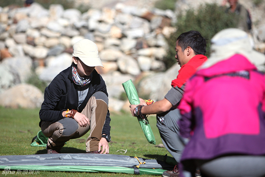 陳坤行走團隊遇冰雹董潔膝傷被迫下撤