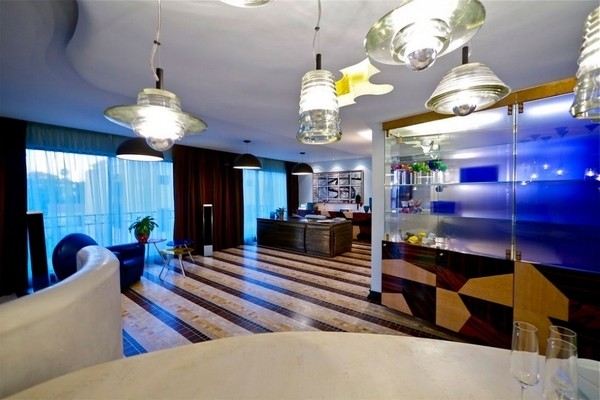 ��ÿ��g��ɫ�г�Mˇ�g�е�סլ