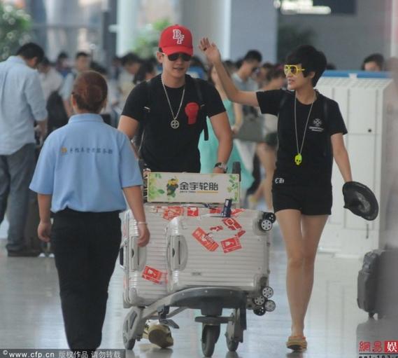 陸毅鮑蕾穿情侶裝現身機場