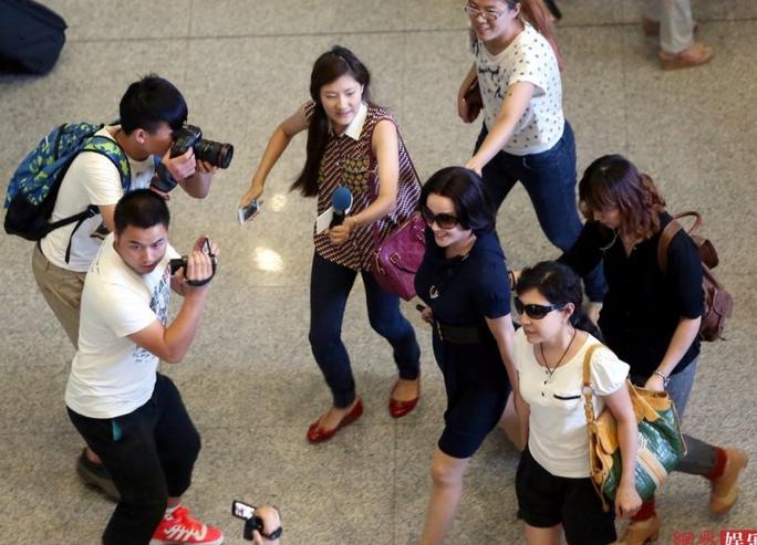 劉曉慶婚后低調返京被媒體瘋狂堵截