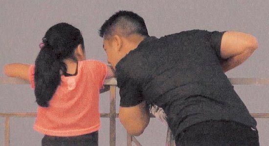 賈靜雯前夫帶女兒看電影