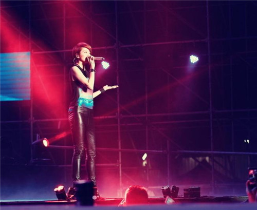 梁詠琪黑衣皮褲酷勁十足