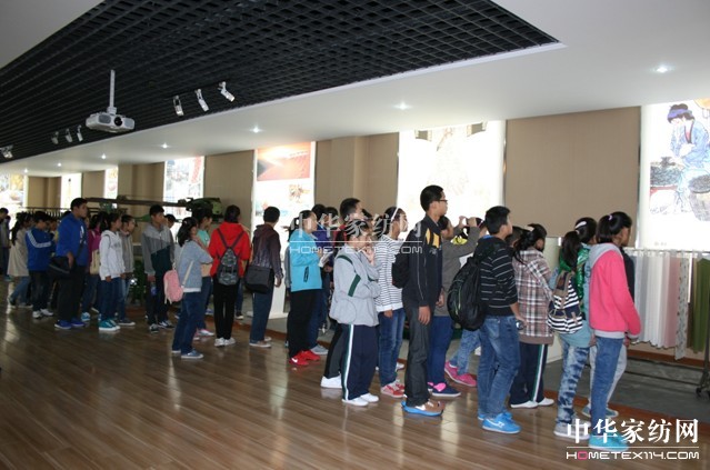 宿遷市鐘吾初級中學學子走進玖久絲綢