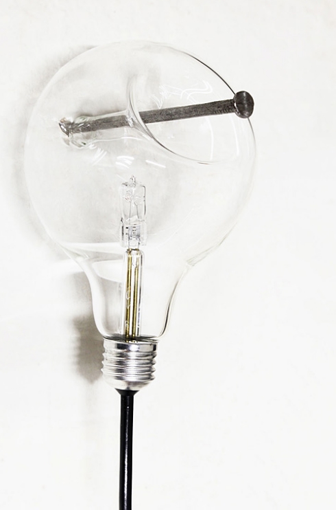 釘在墻上的玻璃燈泡