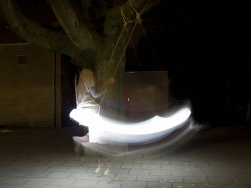 搖曳溫暖的秋千燈