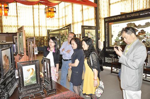 四川絲科院專家團赴郫縣蜀繡企業(yè)進行調(diào)研