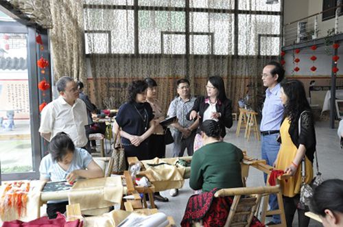 四川絲科院專家團赴郫縣蜀繡企業進行調研