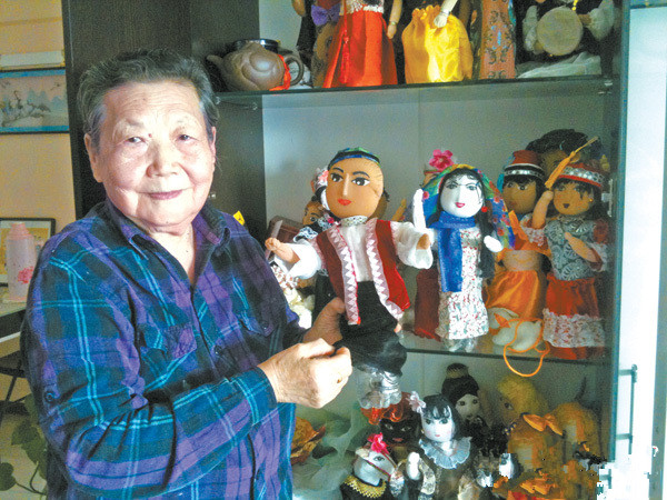 新疆86歲老人做布藝人 行走30年公益之路