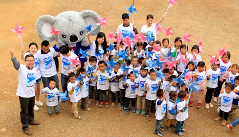 夢潔“六一”助學臘爾山學童,三十年持續推動公益事業