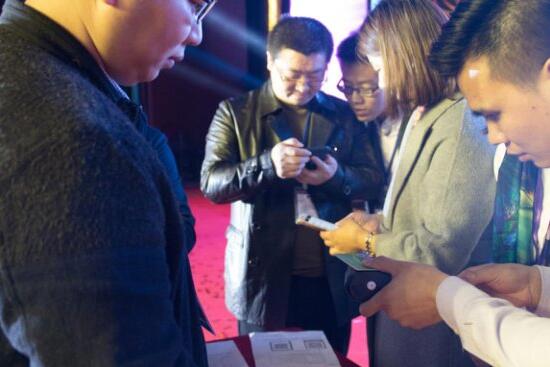 “滲透墨水”解決數(shù)碼印花“露白、翻紗、正反差”三大痛點